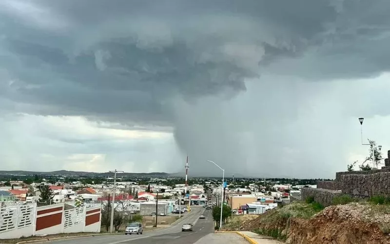 Las temperaturas máximas para esta tarde oscilarán entre los 38 y 39 grados centígrados (°C) en Chihuahua, Camargo y Delicias; en Ciudad Juárez y Ojinaga serán de 40°C, y en Chínipas podrían alcanzar los 42°C.